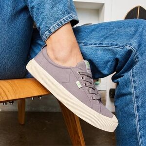 Cariuma OCA Low Canvas Sneakers in Grey, women’s 
8